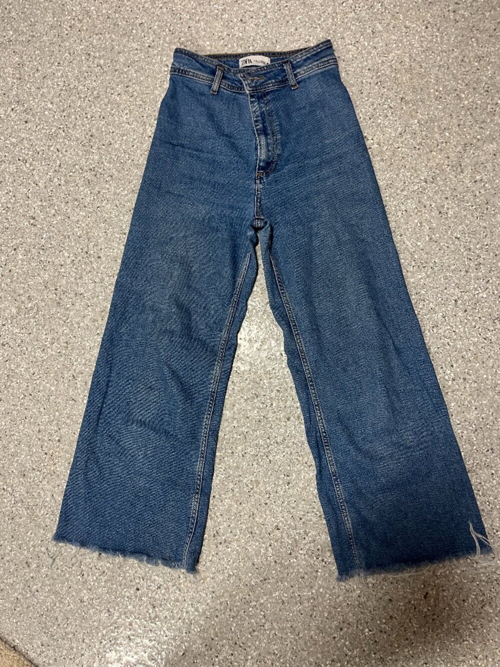 Zara — Wide-Leg Frayed Jeans